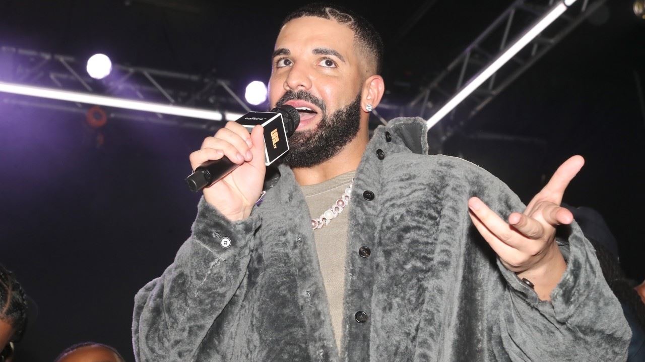 Σε άλλα νέα, ο Drake φόρεσε τα αρκουδάκια του και πήγε γήπεδο