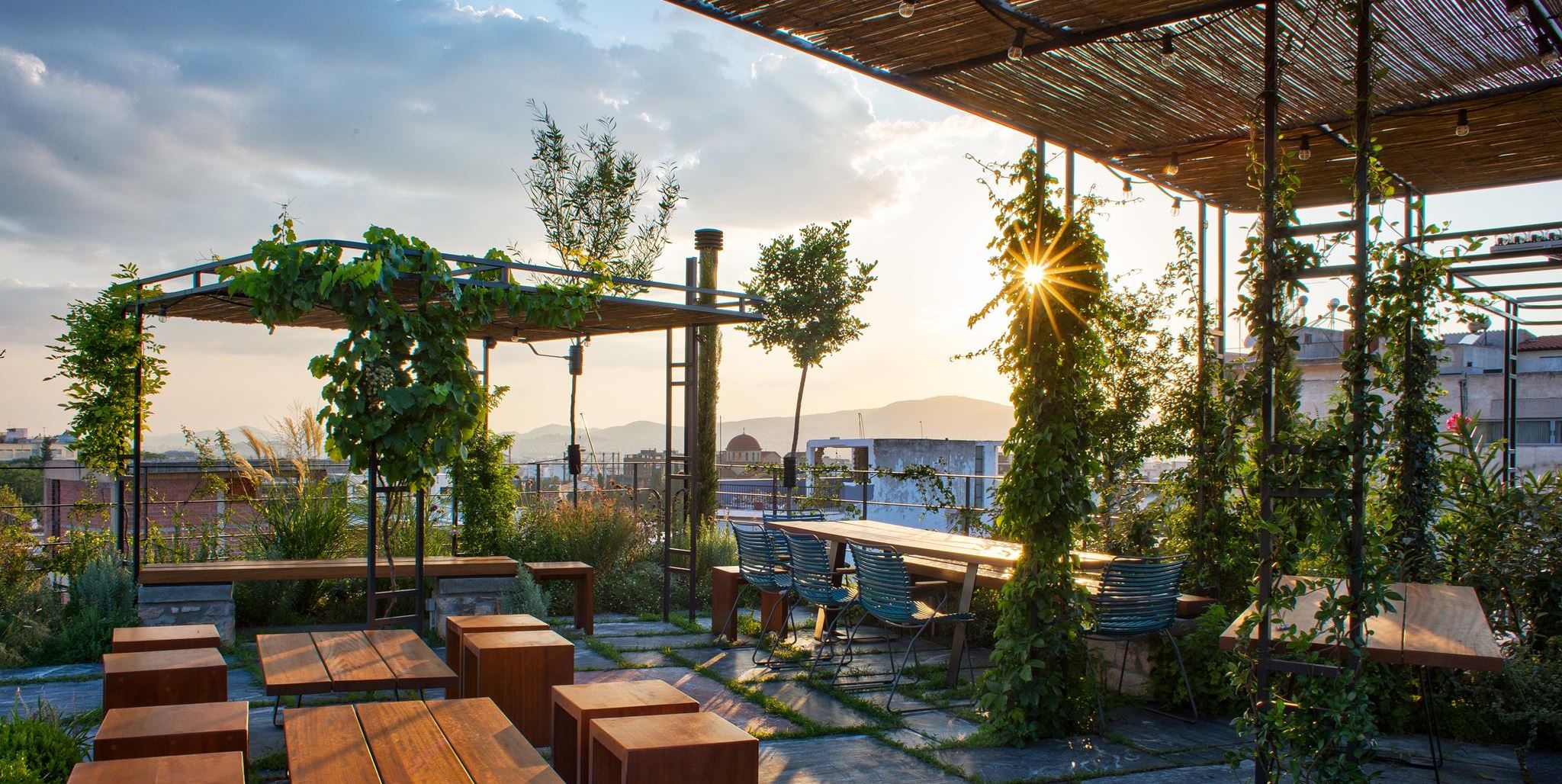 Για cocktails σε μία από τις καλύτερες ταράτσες της Αθήνας