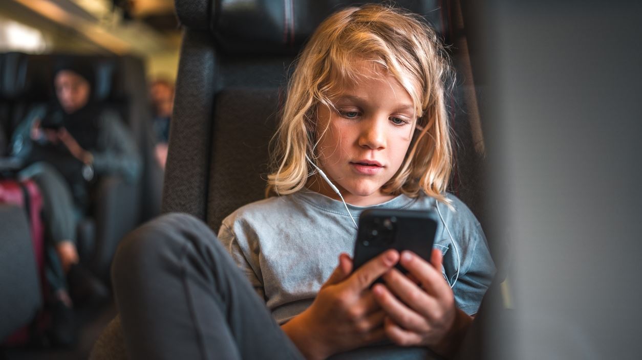 Δε δίνουμε κινητό σε παιδί κάτω των 11 ετών, λένε οι ειδικοί