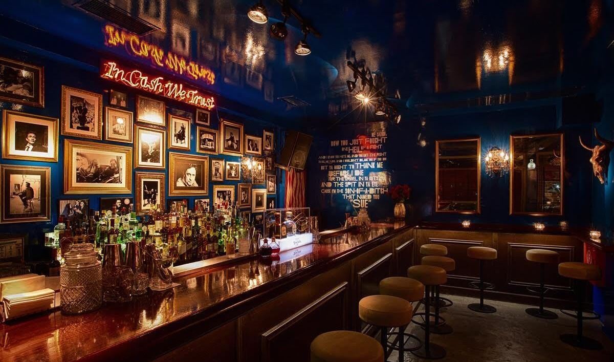 Τα μπαρ του Πειραιά: Και του λιμανιού και του σαλονιού