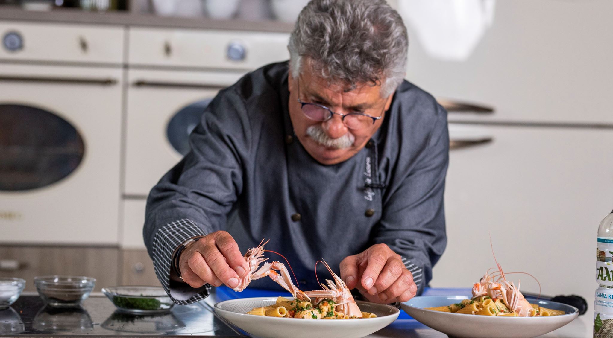 Με το Μάτι Γαρίδα: Ο Λευτέρης Λαζάρου μαγειρεύει στα social media