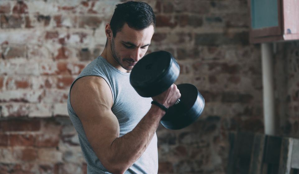 Η μία άσκηση που θα κάνει μεγαλύτερους τους δικεφάλους