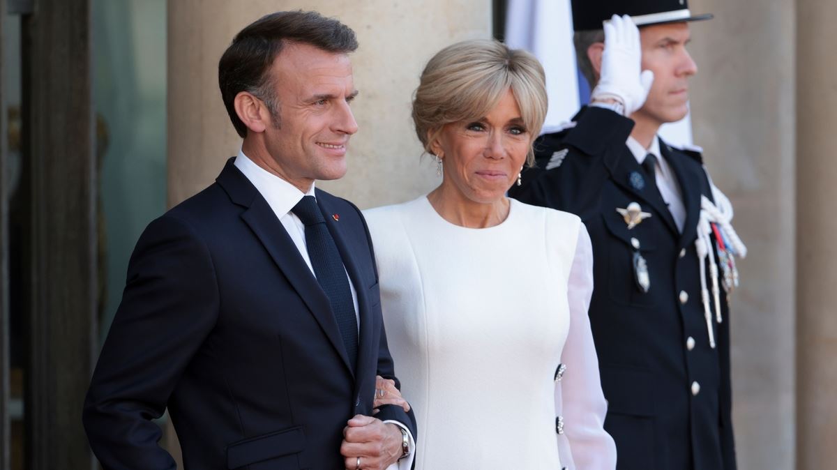 Η στιγμή που η Brigitte χαστουκίζει τον Emmanuel Macron-Γιατί το έκανε; (video)