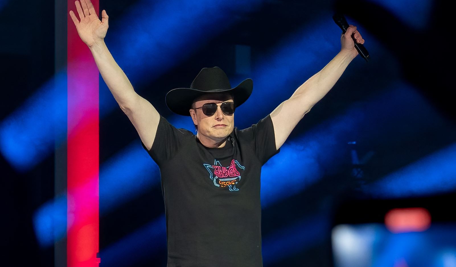 Κάτι παίζει με τον Elon Musk, την Tesla και το Twitter