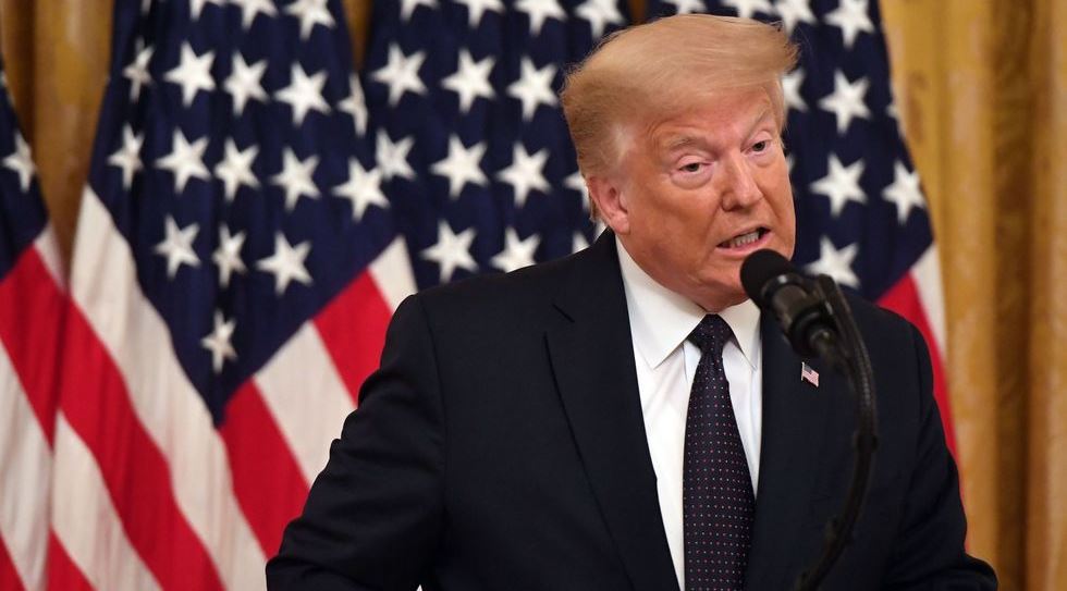 Ο κορονοϊός βουλιάζει τη δημοτικότητα του Donald Trump