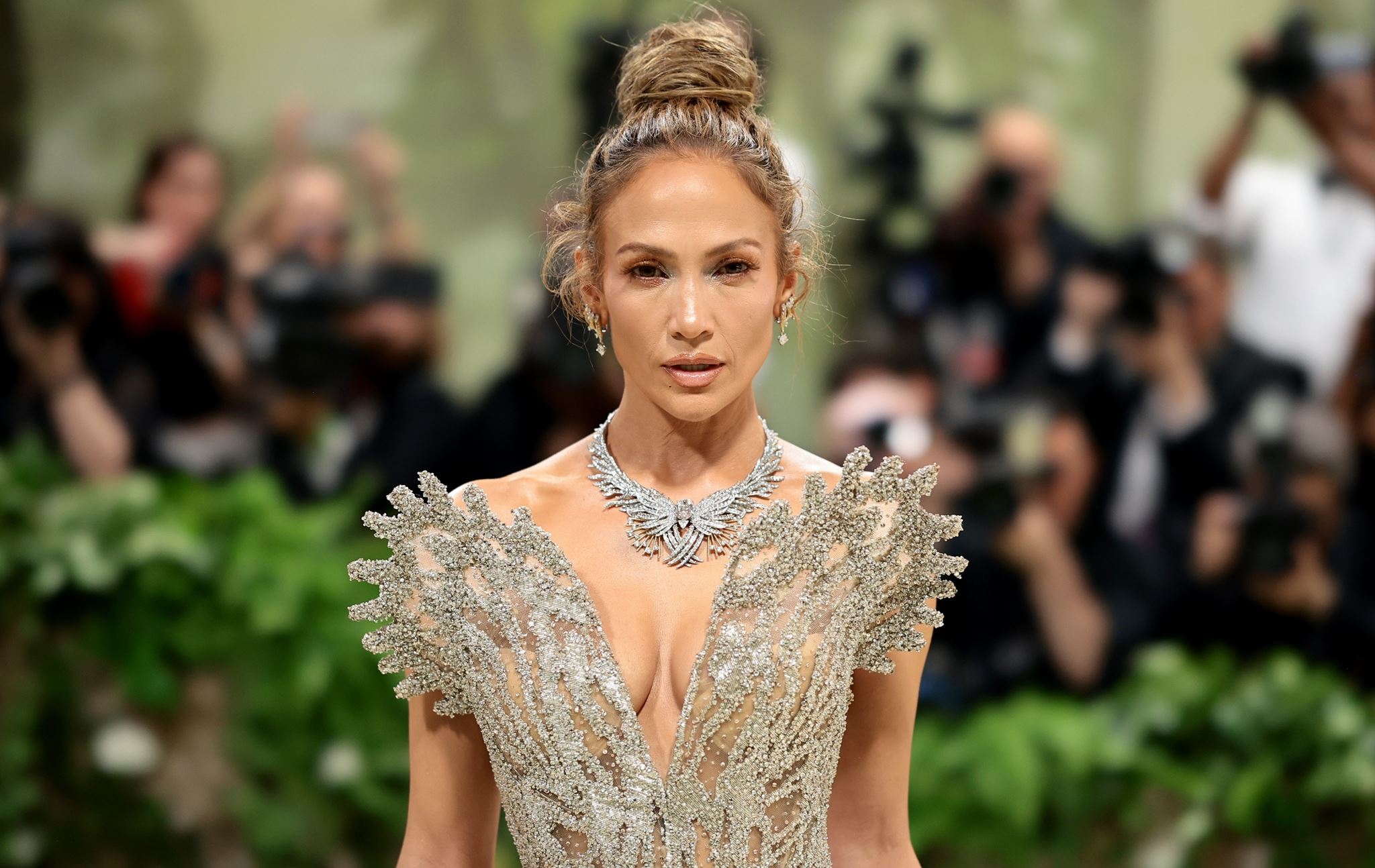 Jennifer Lopez, ξανά μόνη -και πολύ εντυπωσιακή- στο κόκκινο χαλί