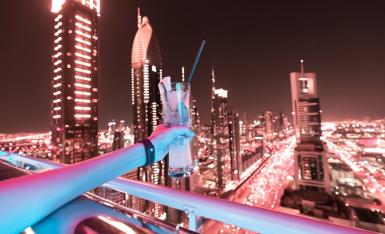 Τι συμβαίνει στα διαστροφικά porta potty πάρτι στο Ντουμπάι