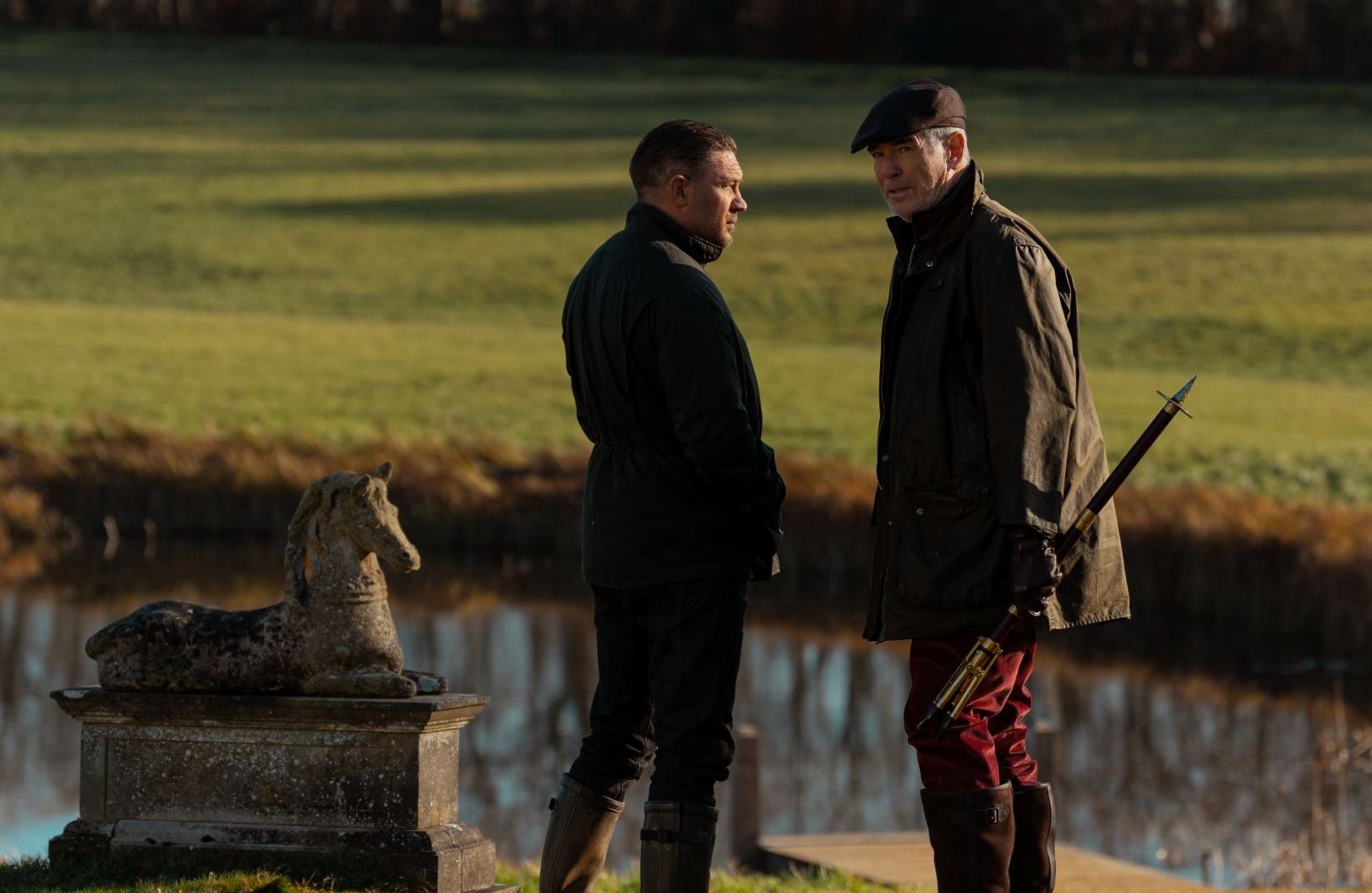 Η νέα σειρά του Guy Ritchie έχει γκάνγκστερς, υπόκοσμο και δίδυμο Tom Hardy, Pierce Brosnan στα καλύτερά του