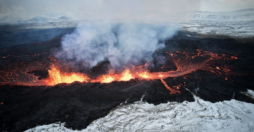 Απίστευτες εικόνες από την έκρηξη του ηφαιστείου στην Ισλανδία
