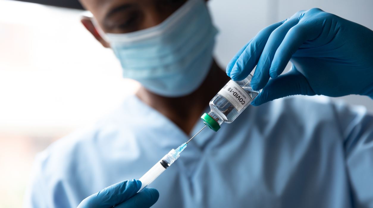 Η σύγκριση των εμβολίων της AstraZeneca και της Pfizer