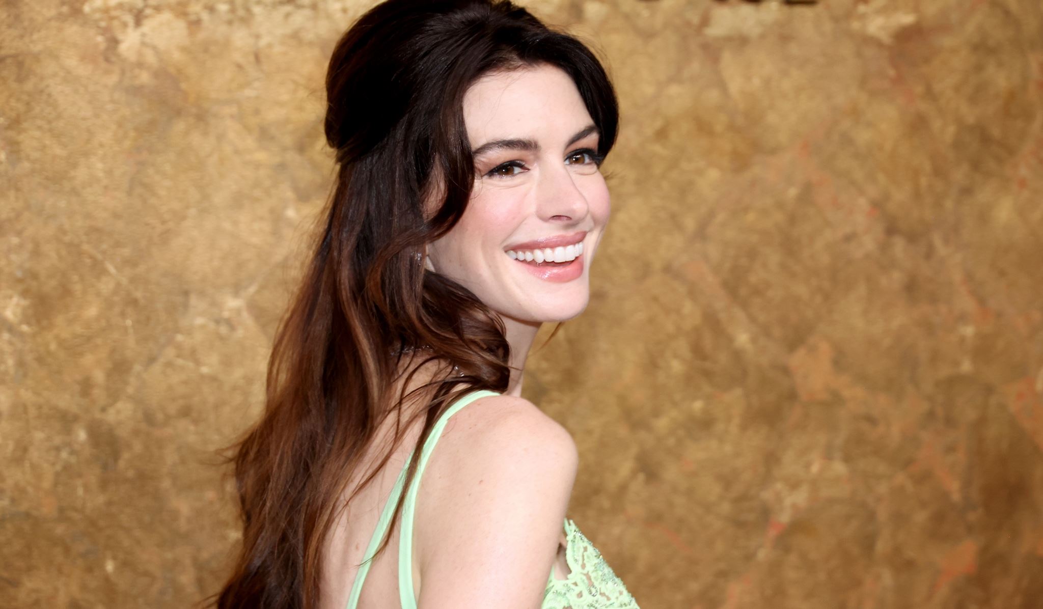 Κανείς δεν πανηγύρισε το γκολ του Leandro Trossard, όπως η Anne Hathaway