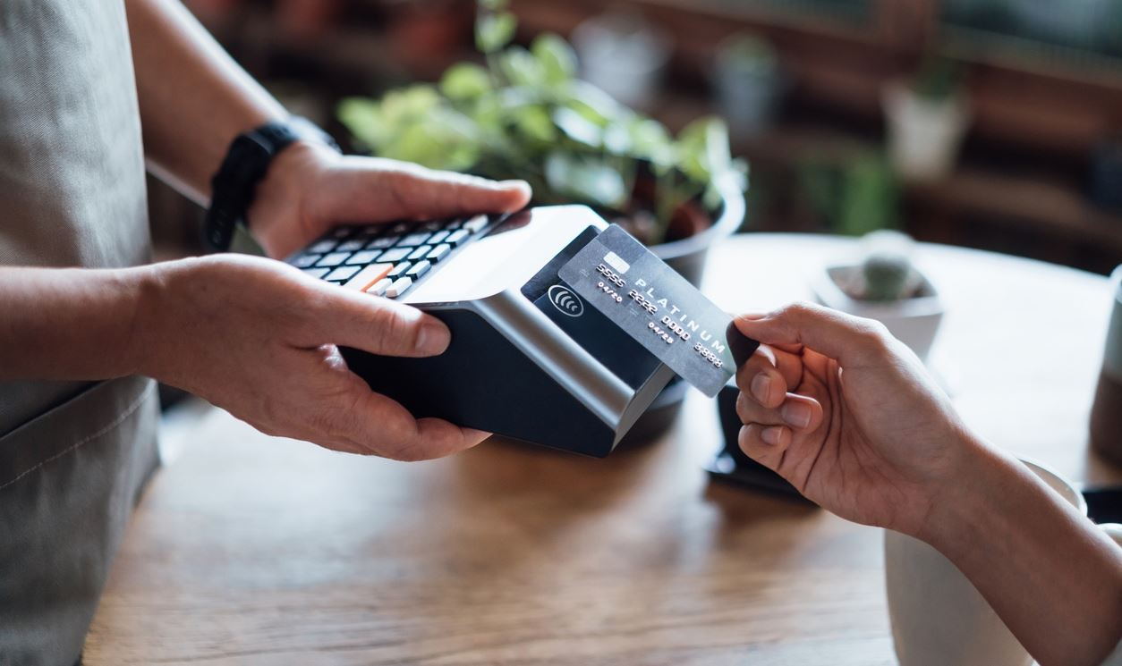 Έγινε η χριστουγεννιάτικη κλήρωση της φορολοταρίας των 100.000 ευρώ