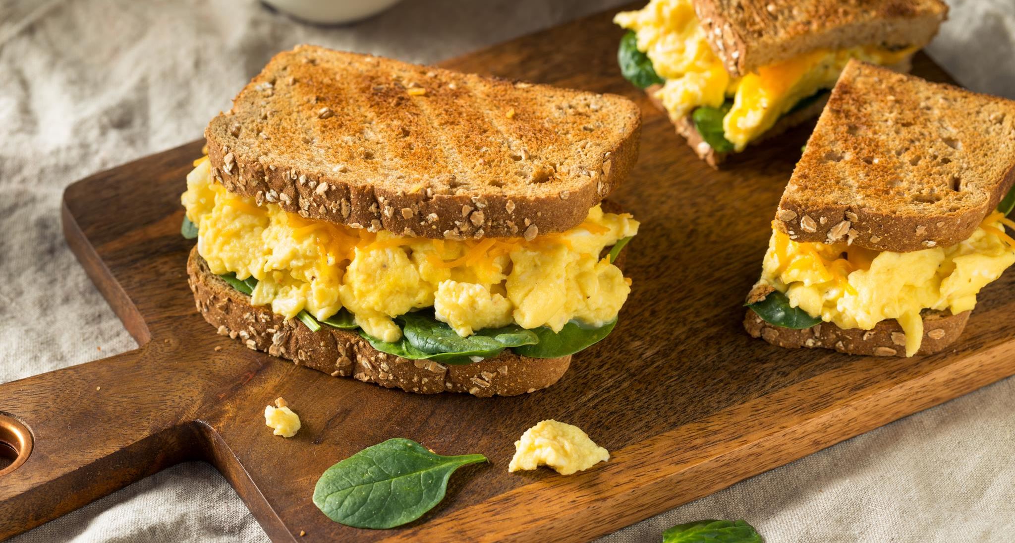 Σάντουιτς με scrambled eggs, η συνταγή