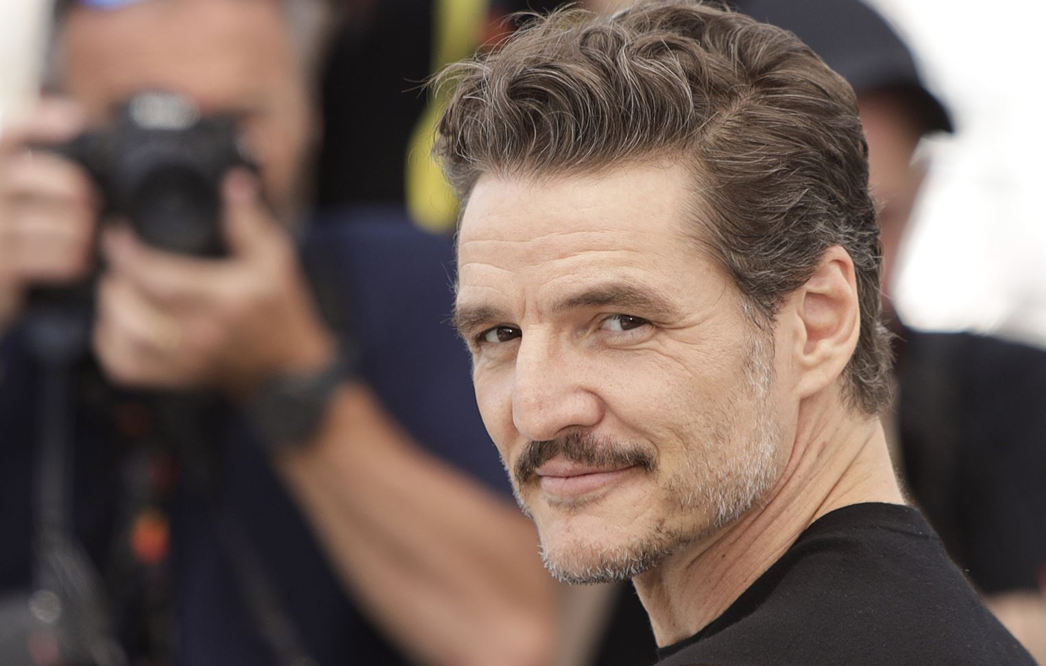 Ζηλεύουμε τα T-shirts του Pedro Pascal-είναι η τέλεια playlist