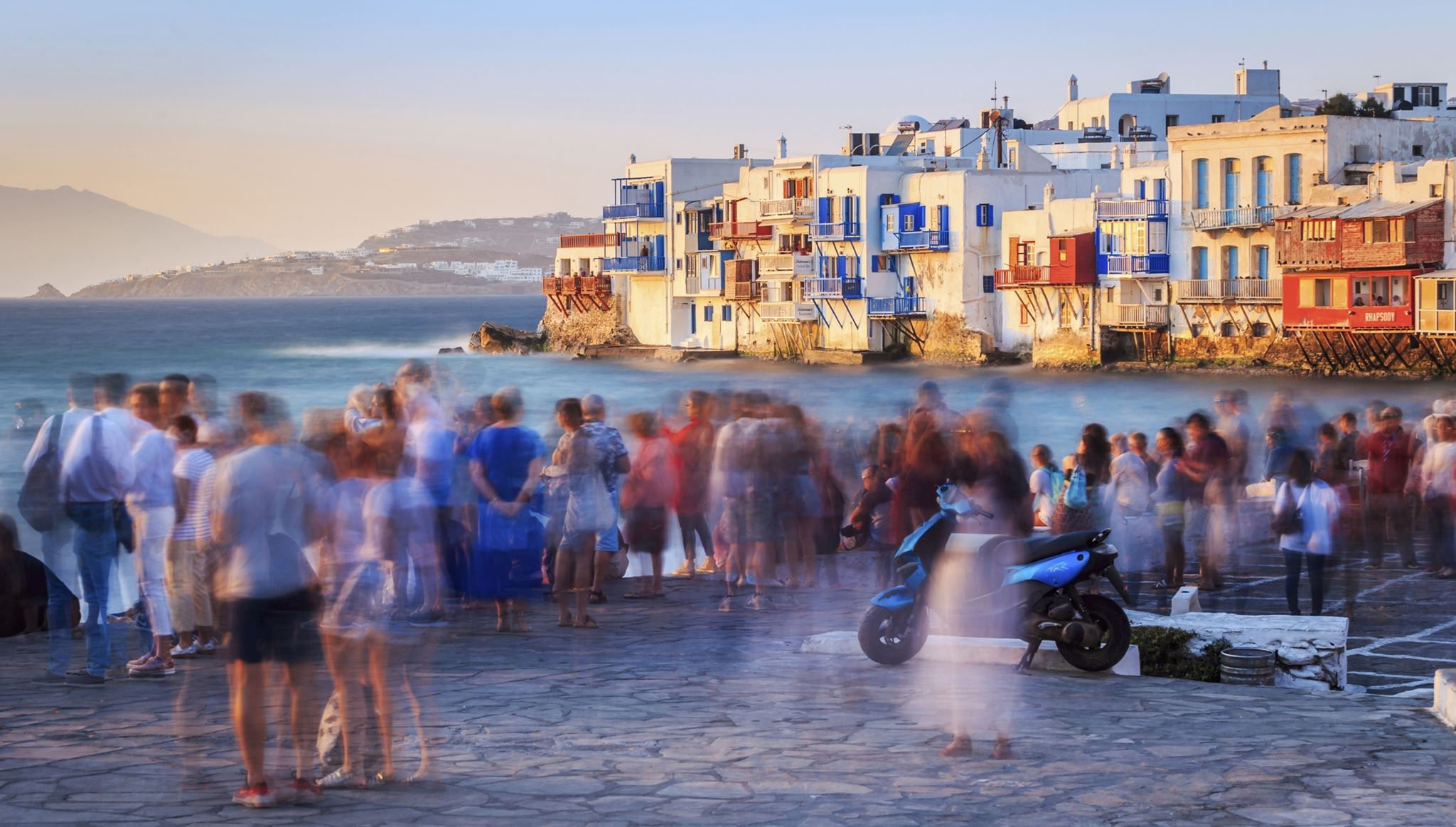 Σαφάρι για ένα δωμάτιο στις Κυκλάδες τον Αύγουστο