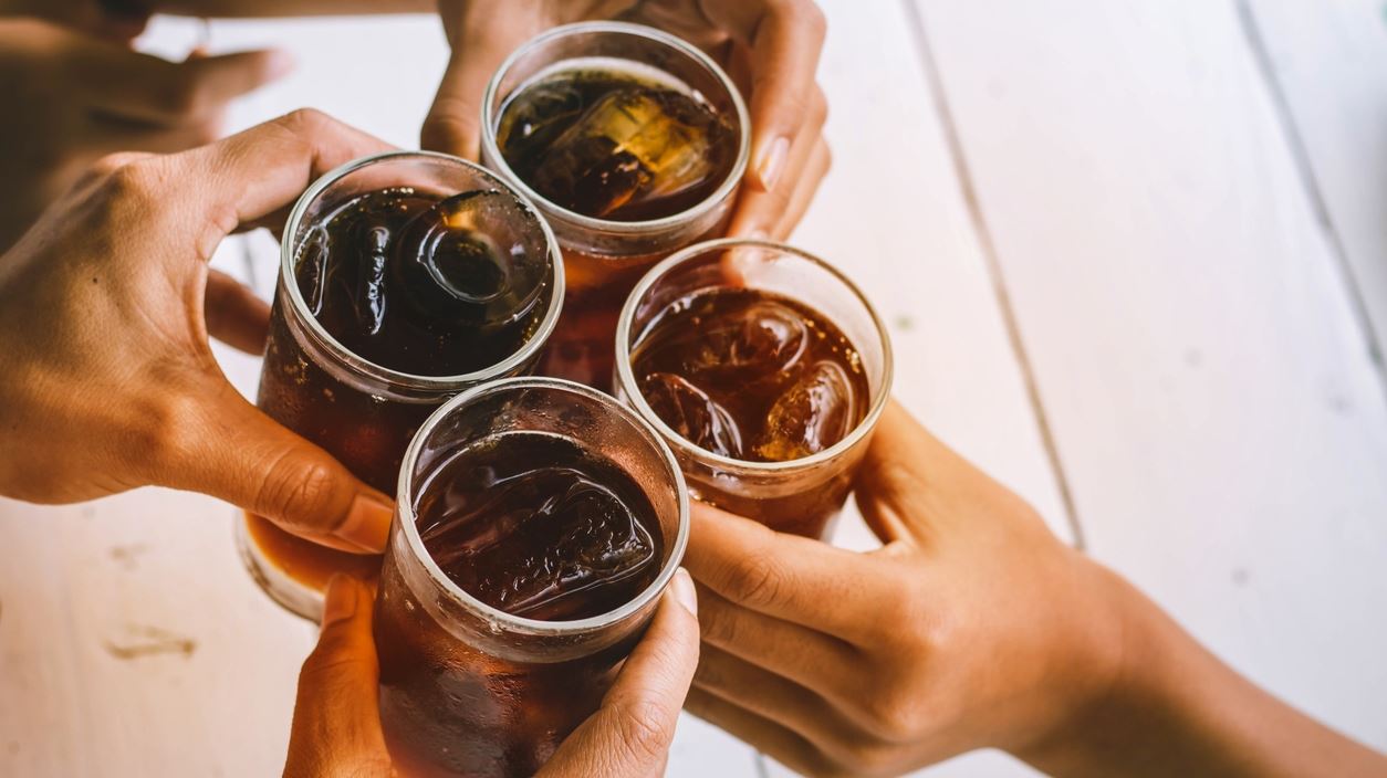 Μπύρα και αναψυκτικό: Ποιο είναι καλύτερο για την υγεία σου