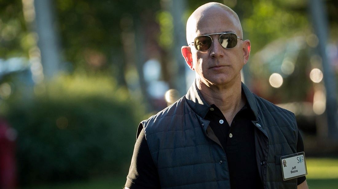 O Jeff Bezos συναντά τον James Bond