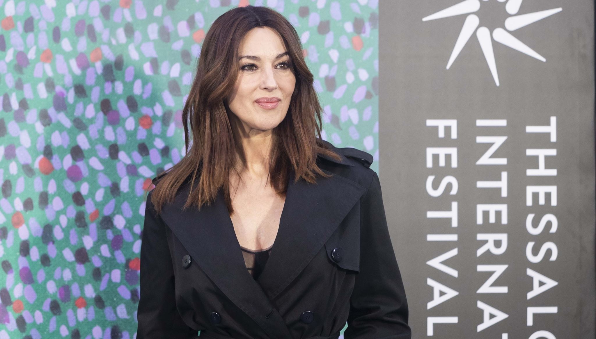 Η Monica Bellucci προτιμά να μένει στις σκιές