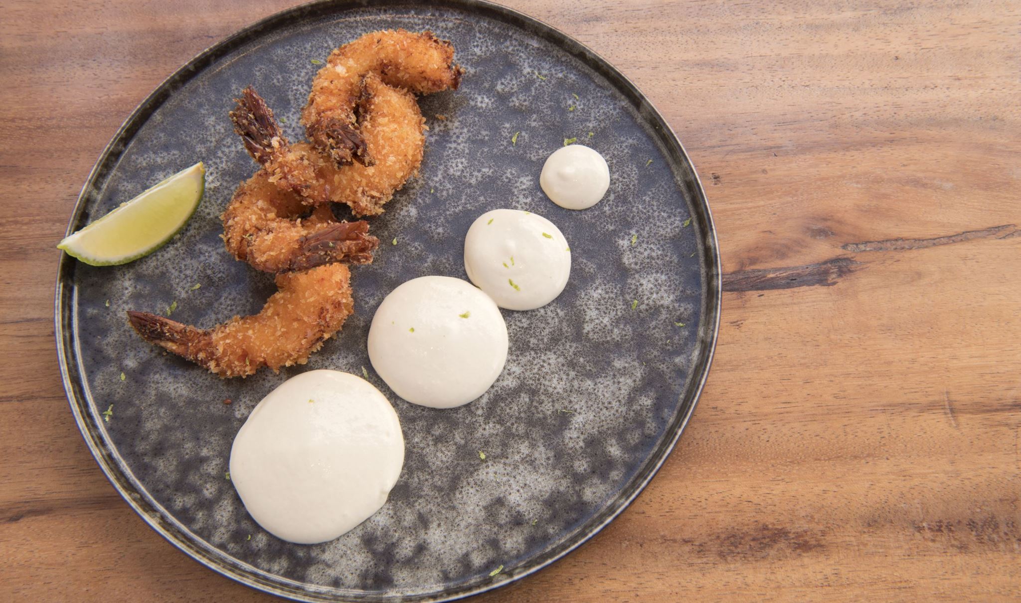 Η συνταγή του Βασίλη Τζίμα για γαρίδες σε κρούστα με λευκό ταραμά