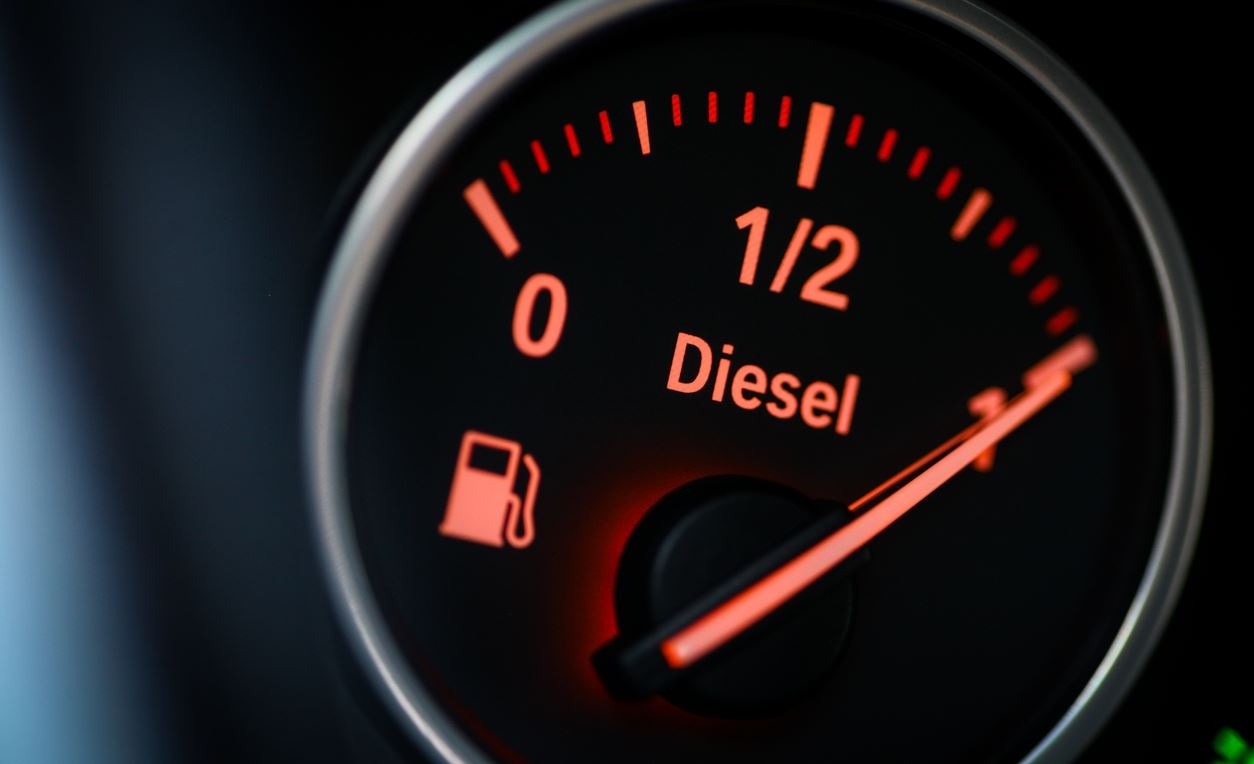 Γιατί ξαφνικά το diesel έγινε ακριβότερο από τη βενζίνη