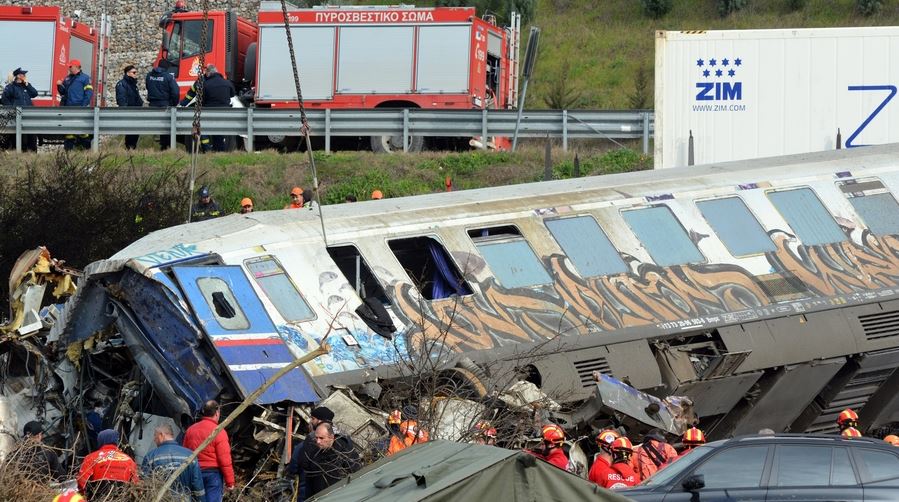 Η σύγκρουση τρένων στα Τέμπη εκτροχιάζει τις πολιτικές εξελίξεις