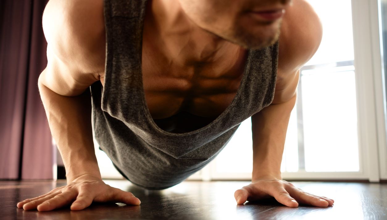 2 απλές κινήσεις που διογκώνουν μπράτσα και ώμους σε 20 λεπτά