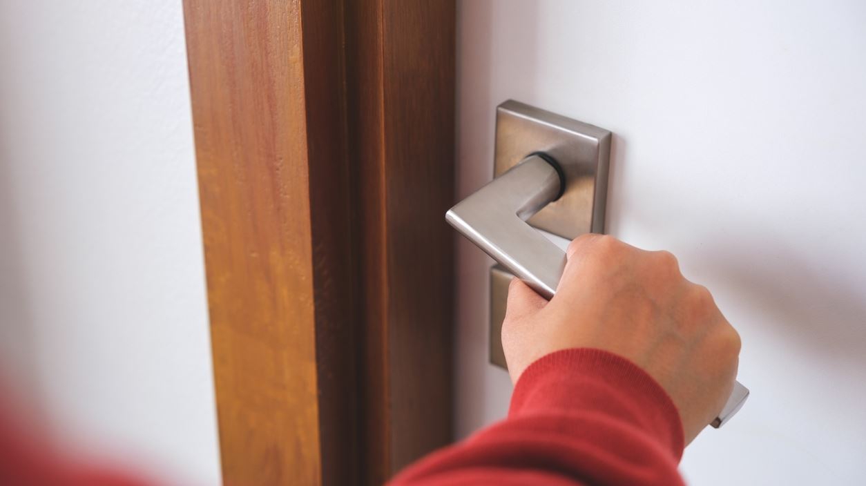 Μερικοί ευφάνταστοι τρόποι για να ανοίξεις την πόρτα σου αν ξέχασες τα κλειδιά σου