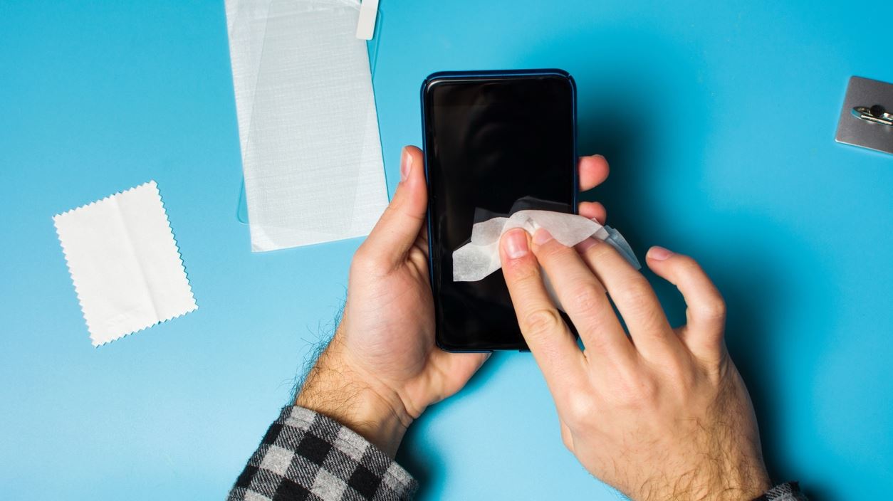 Πώς να καθαρίσεις την οθόνη του κινητού σου χωρίς να την καταστρέψεις