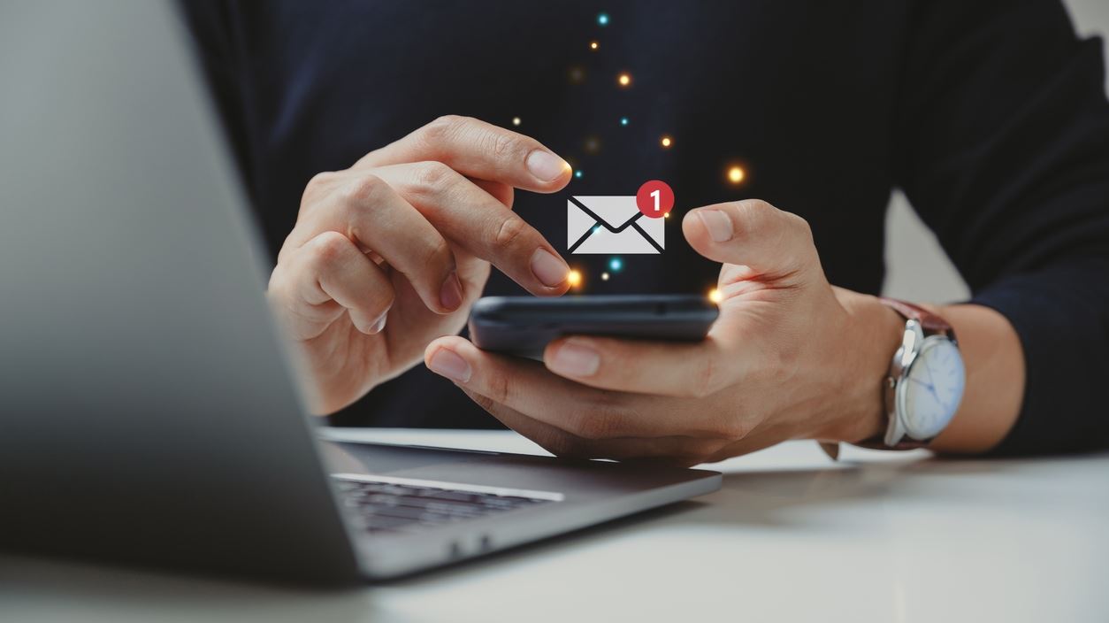 Προτιμάς να στέλνεις μήνυμα αντί να κάνεις κλήσεις; Τι λέει για σένα η ψυχολογία