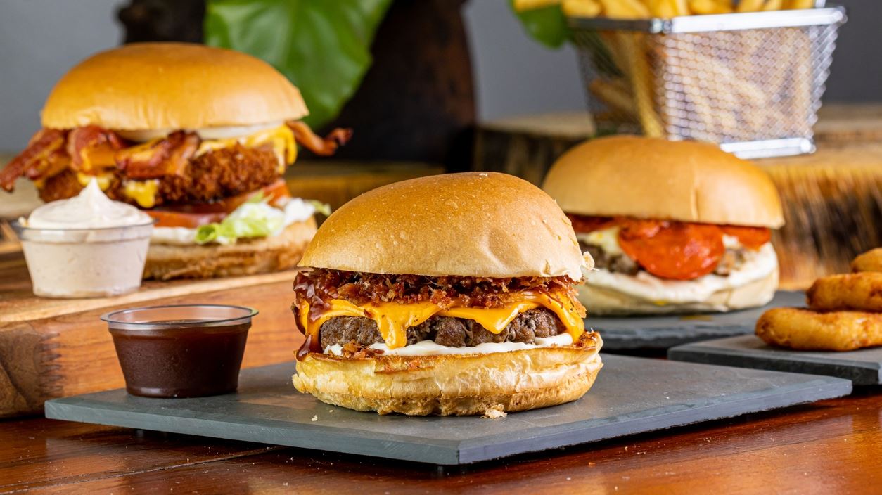 Τα επικά burgers του καλοκαιριού από τους master chef του είδους