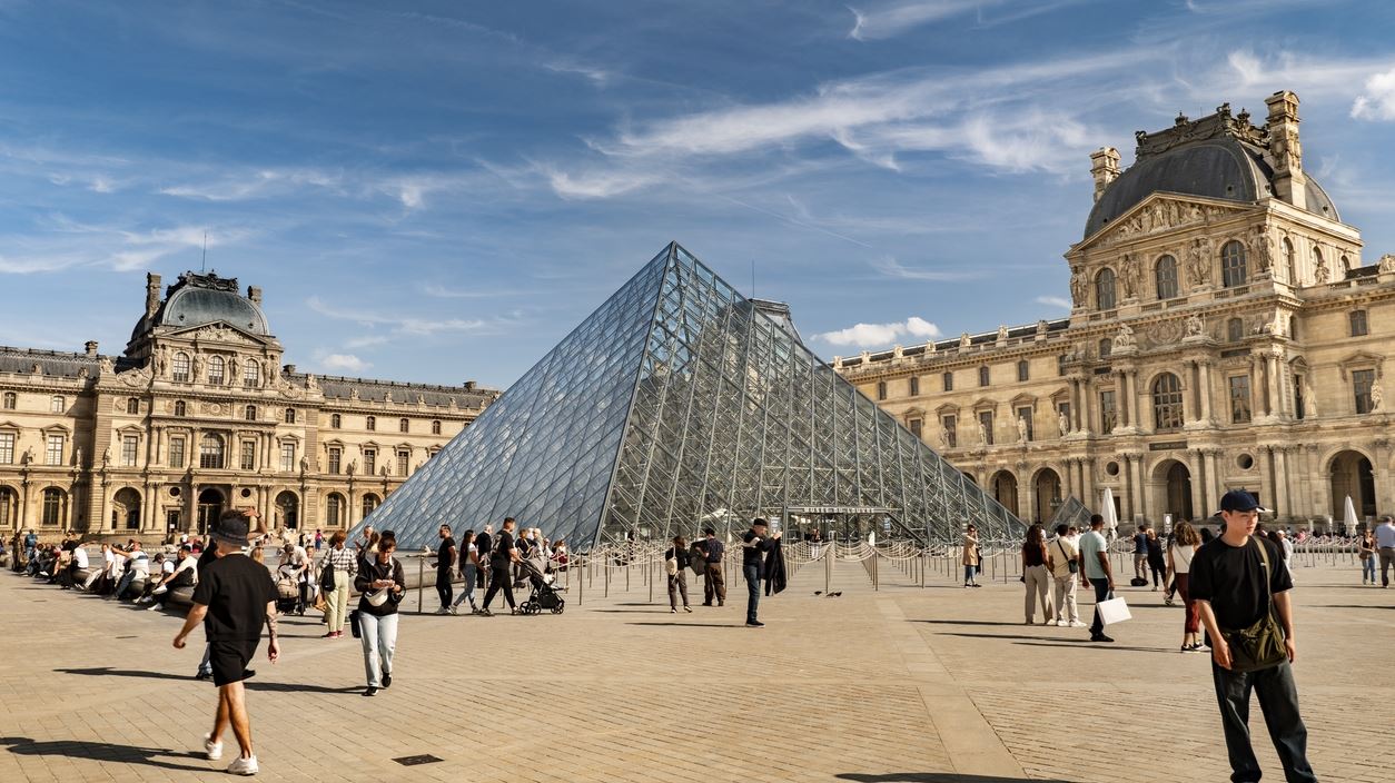 Κινηματογραφική ληστεία στο Λούβρο: Εκλάπησαν κοσμήματα ανεκτίμητης αξίας