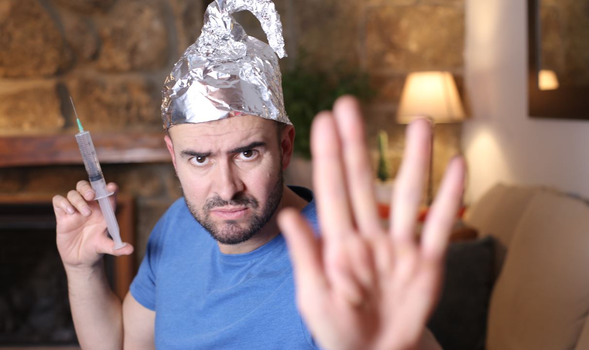 Σε άλλα νέα, αρνητής πήγε να εμβολιαστεί με ψεύτικο χέρι σιλικόνης