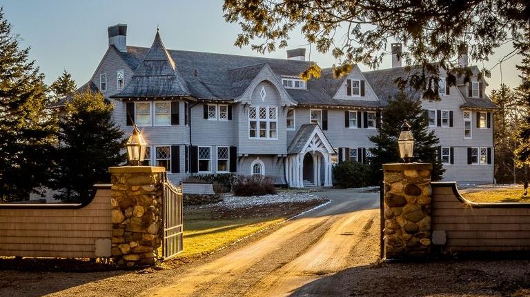 Η παράξενη έπαυλη του John Travolta βγαίνει στο σφυρί