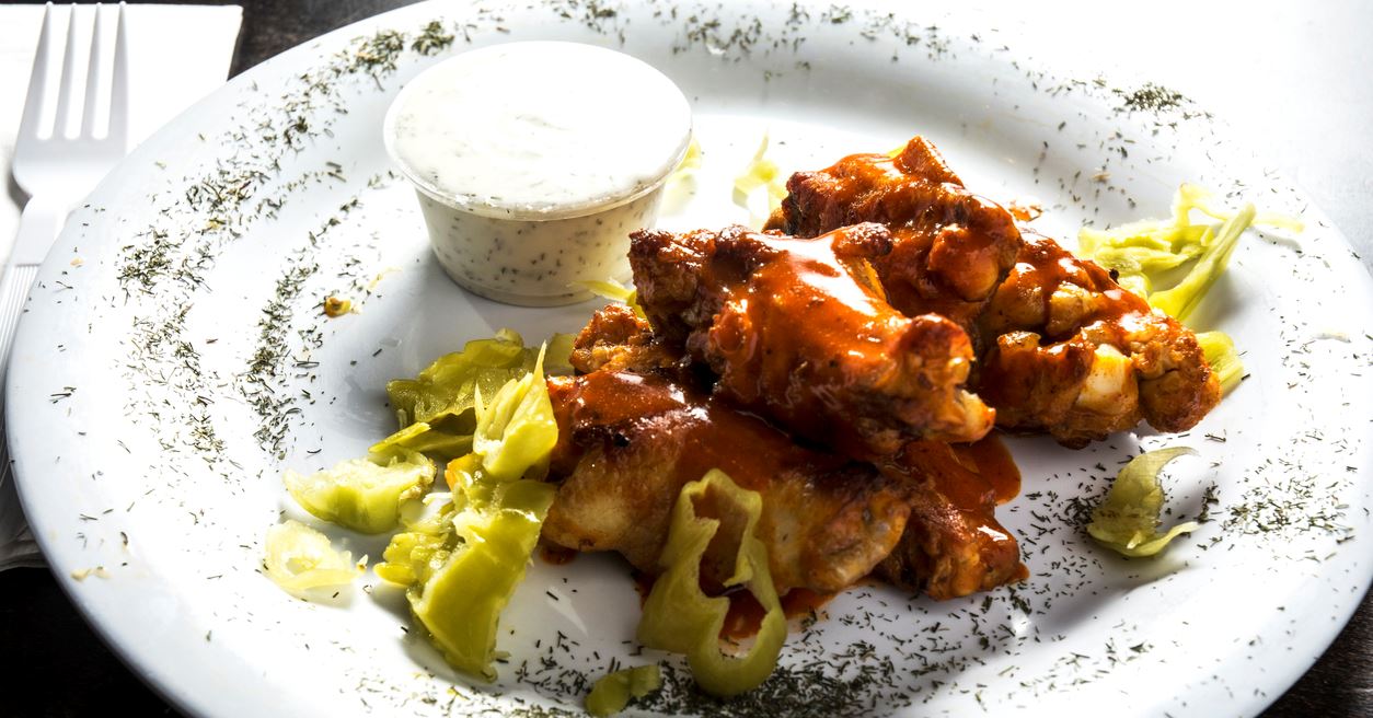 Μαγειρεύοντας τις πιο νόστιμες φτερούγες κοτόπουλου
