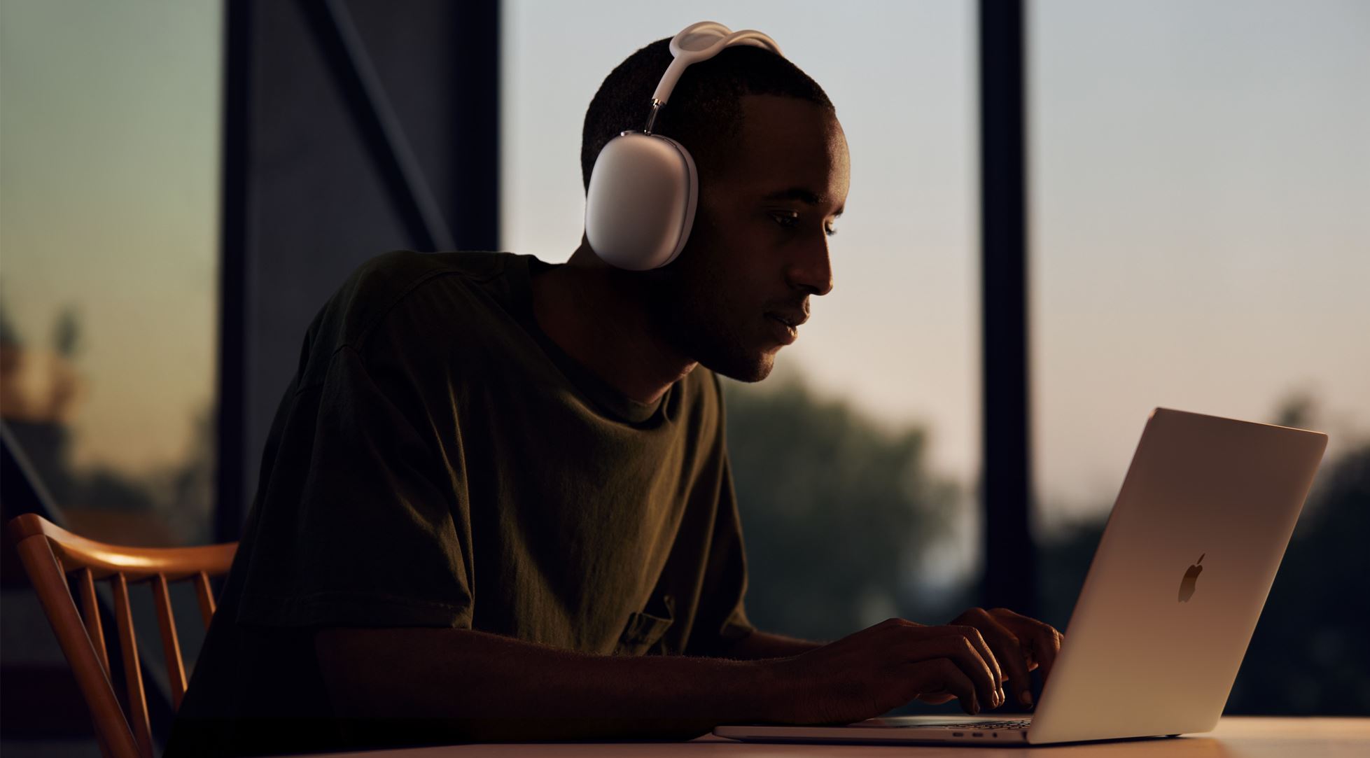 Η Apple αποκάλυψε τα AirPods Max