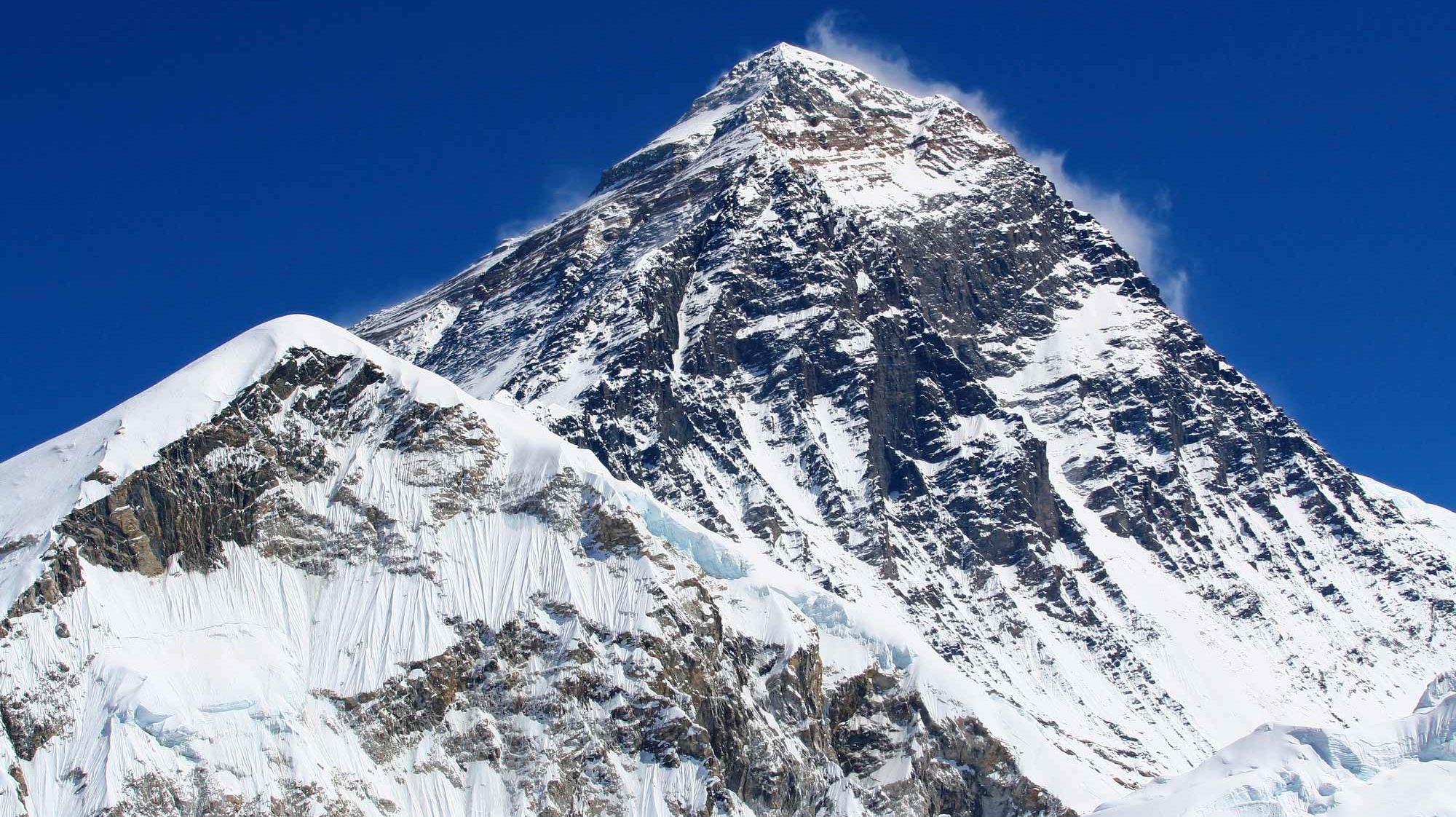 Το Έβερεστ έχει μετατραπεί σε τουριστικό λούνα παρκ