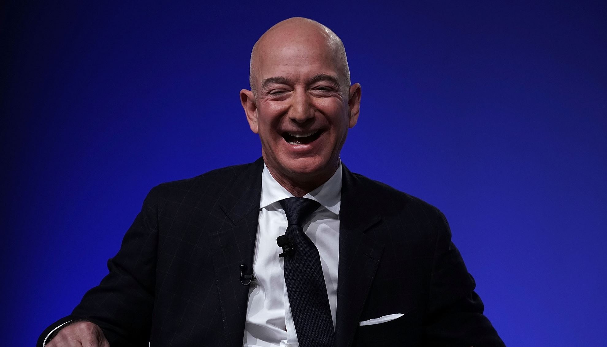 Ο Jeff Bezos μόλις έγινε κατά 6,4 δισ. δολάρια πλουσιότερος