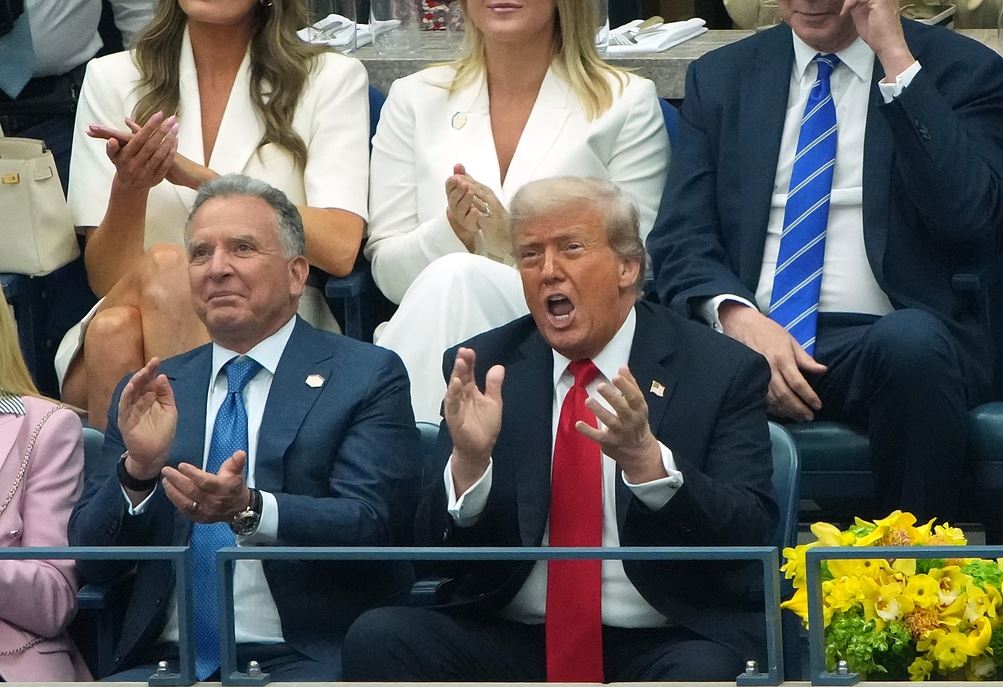 Χαμός στα social media με το χάπι που πήρε ο Donald Trump δημοσίως-τι συμβαίνει με την υγεία του;