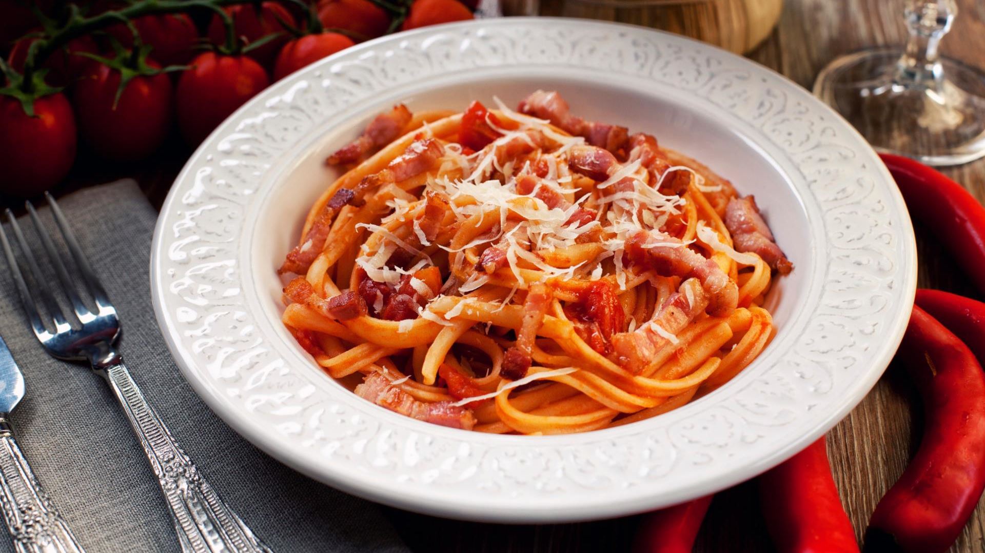 H απόλυτη συνταγή για μπουκατίνι αλά αματριτσιάνα