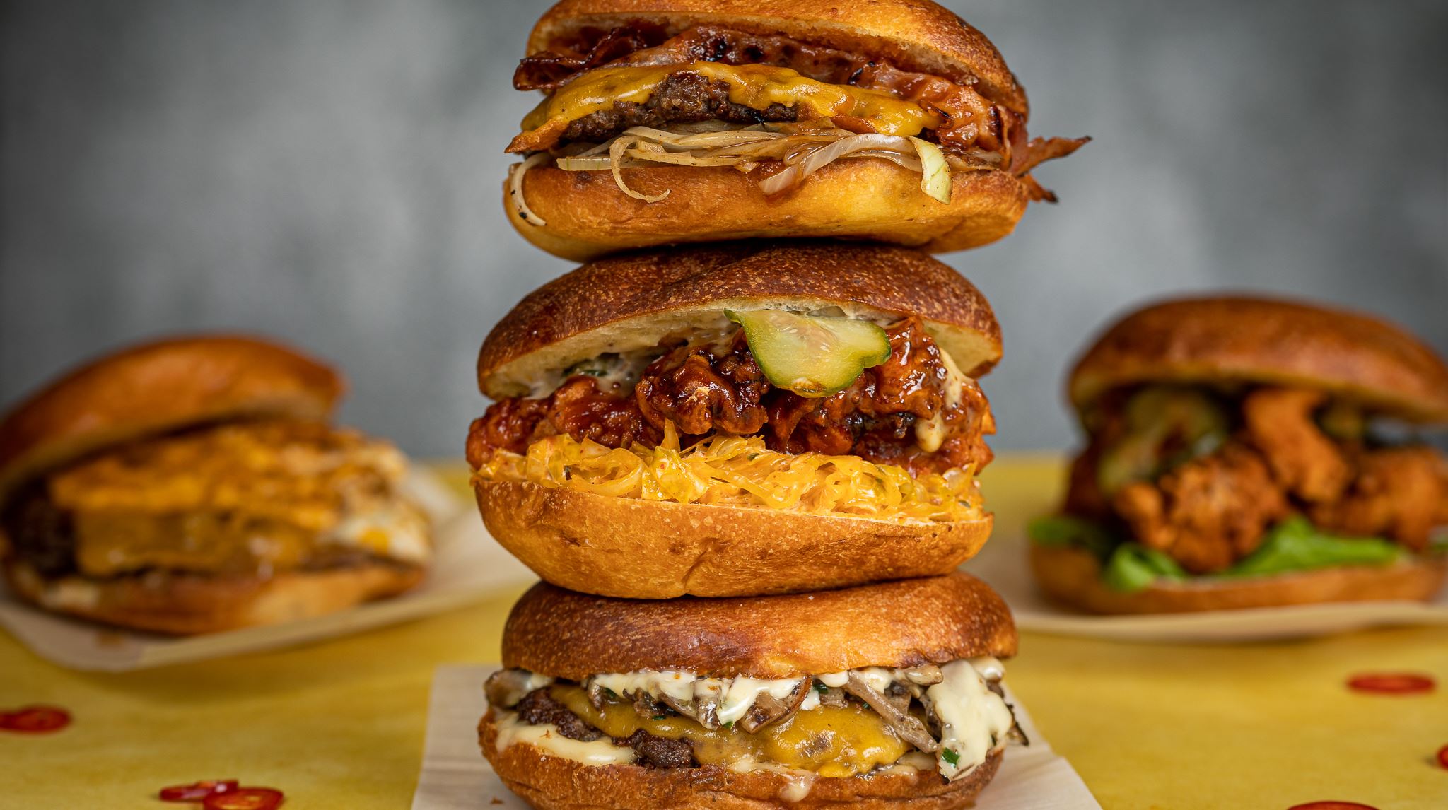 Ένα χρόνο μετά, το Smash’n Bun εξακολουθεί να σερβίρει επικά burgers