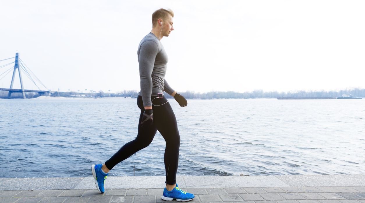 Πώς να περπατάς σωστά για να κάψεις λίπος