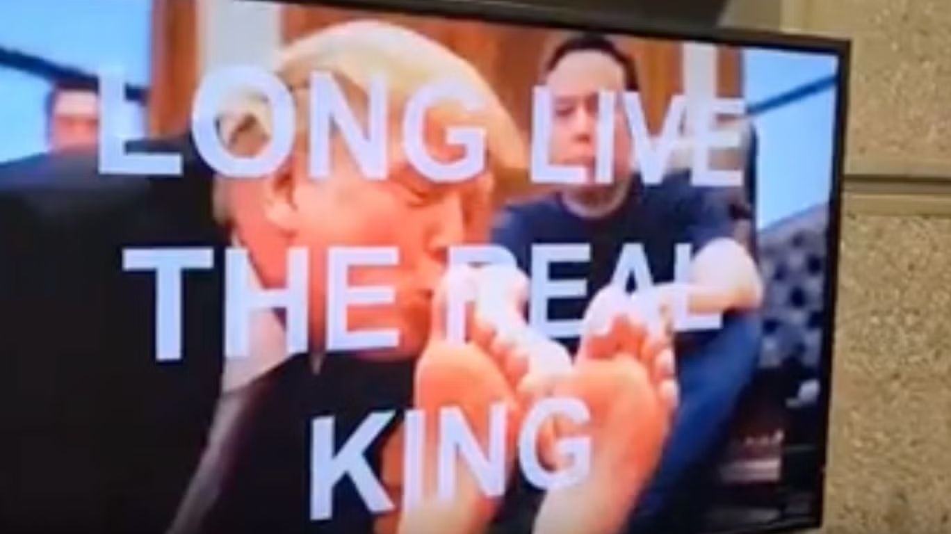 Ο Donald Trump φιλά τα πόδια του Elon Musk σε βίντεο που δημιουργήθηκε από χάκερς