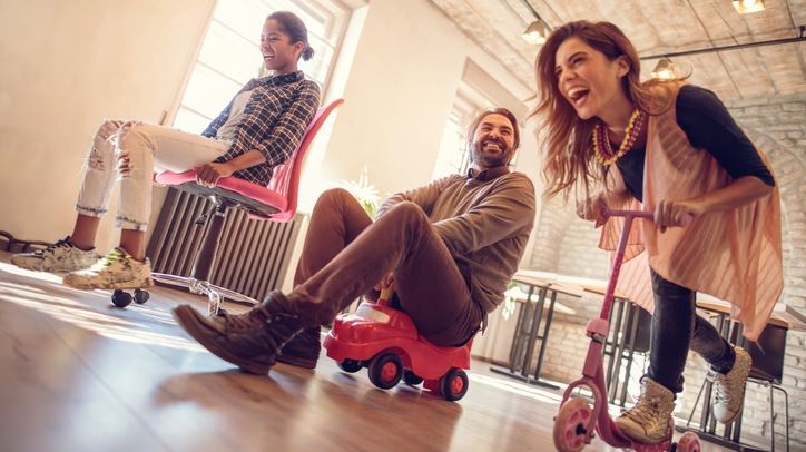 Οι ενήλικες αγοράζουν δώρα για τον εαυτό τους, η βιομηχανία παιχνιδιών κερδίζει