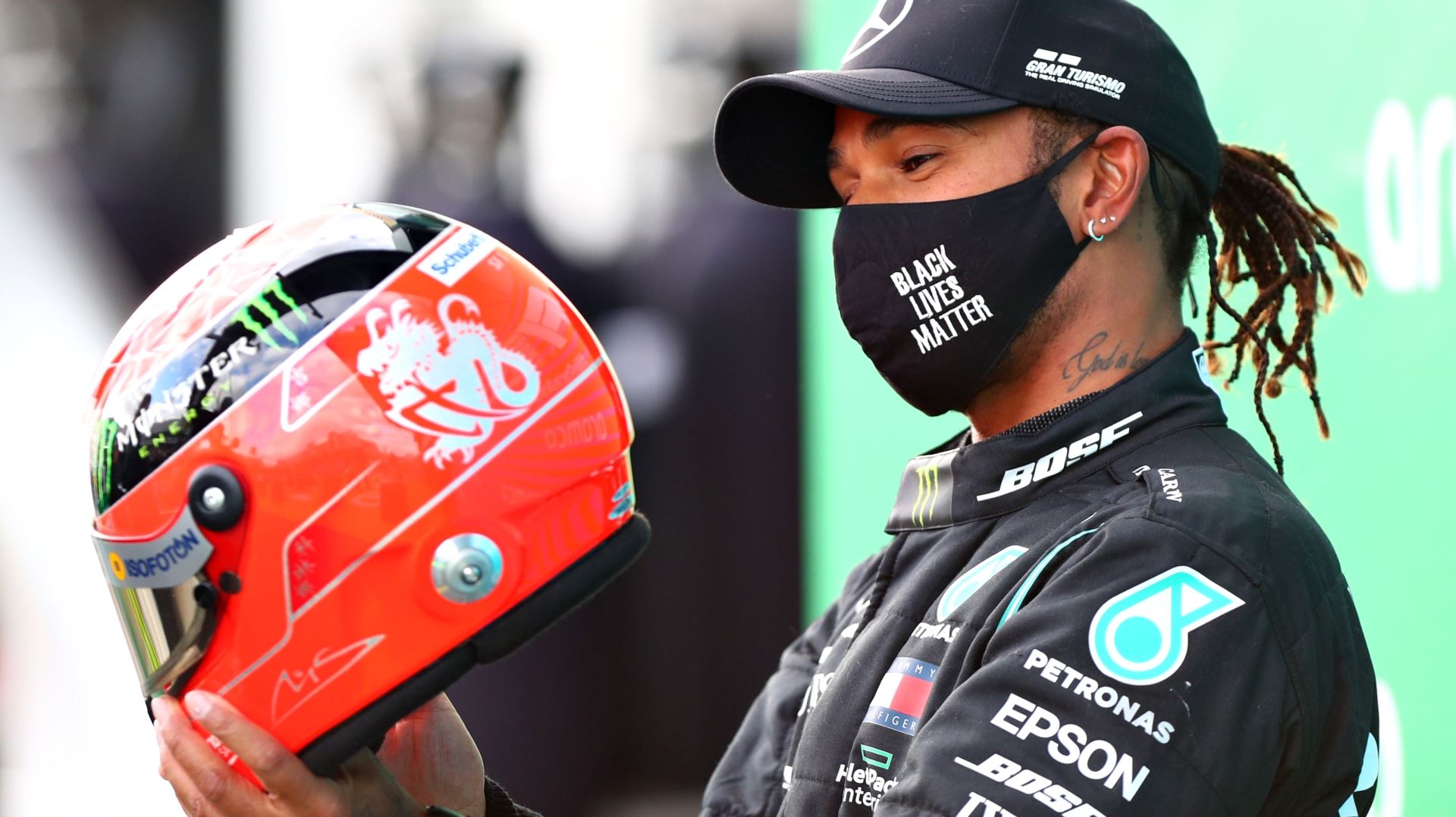 Ο Mick Schumacher χάρισε το κράνος του πατέρα του στον Lewis Hamilton