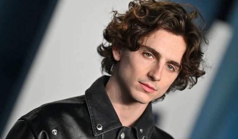Ο Timothée Chalamet μας υπενθύμισε γιατί λατρεύουμε τα λευκά sneakers