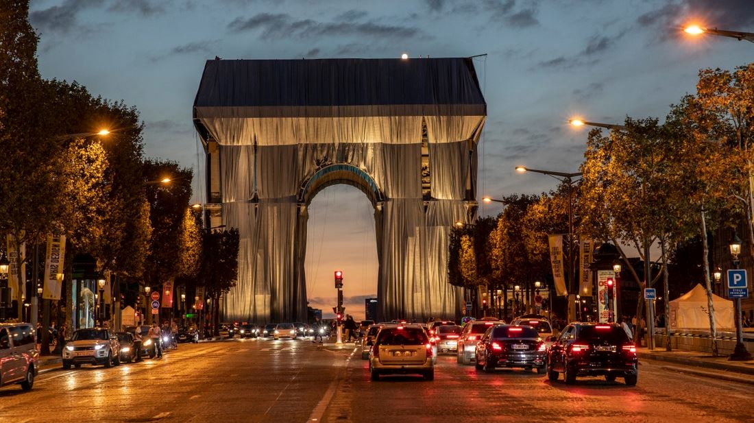 O Christo πακέταρε την Αψίδα του Θριάμβου στο Παρίσι