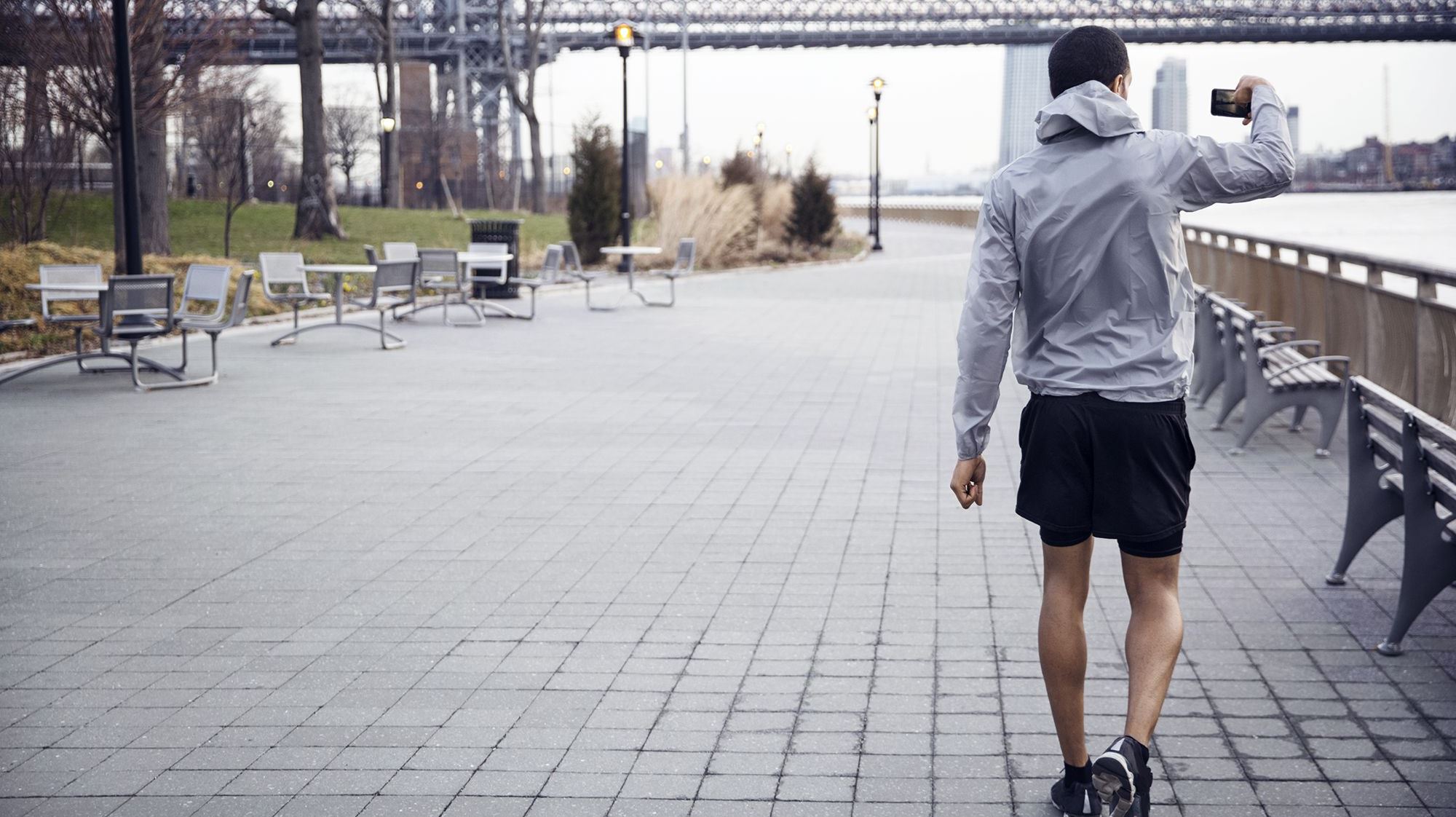 Urban trekking: Ο μακρύς περίπατος στην πόλη έγινε παγκόσμια τάση