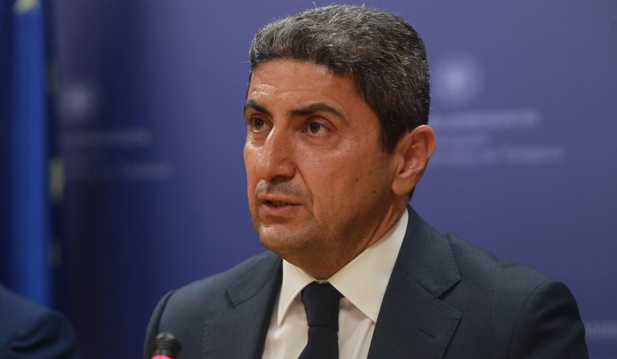 Η στιγμή που ο Λευτέρης Αυγενάκης χτυπά εργαζόμενο στο Ελ. Βενιζέλος