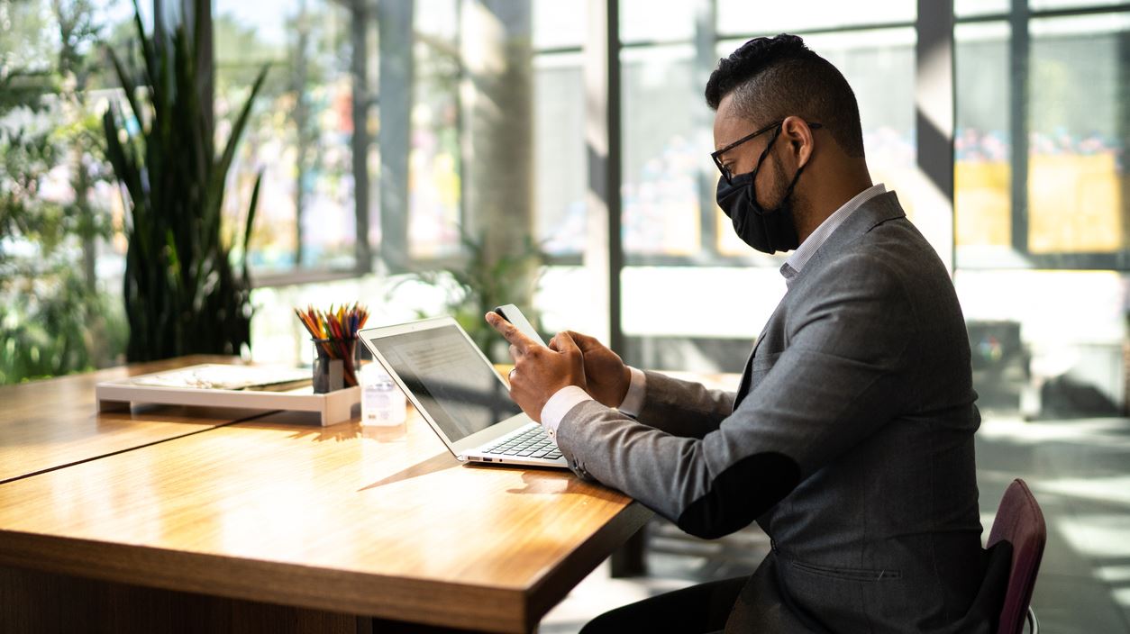 H μάσκα της Apple για τον κορονοϊό