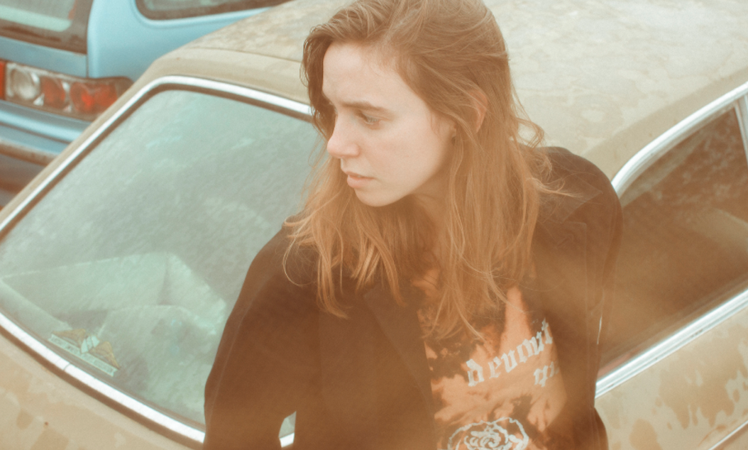 Η Julien Baker και η αιώνια λιακάδα ενός μουσικού μυαλού